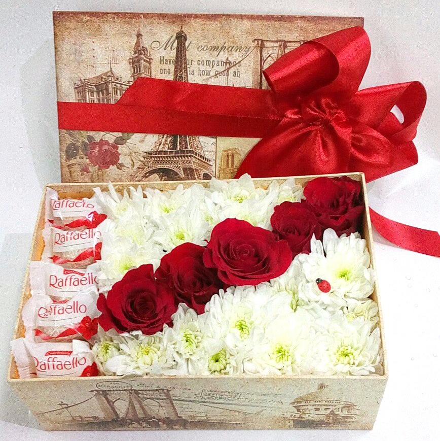 Цветочные коробки. Коробки с цветами и конфетами. Подарочные коробки с цветами. Подарочная коробка с цветами и конфетами.